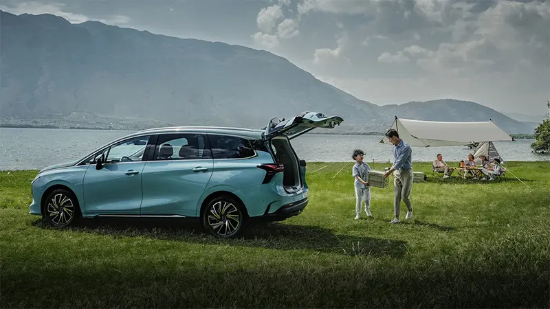 -Dongfeng-Forthing-M4-HEV-Hybrid-MPV-9